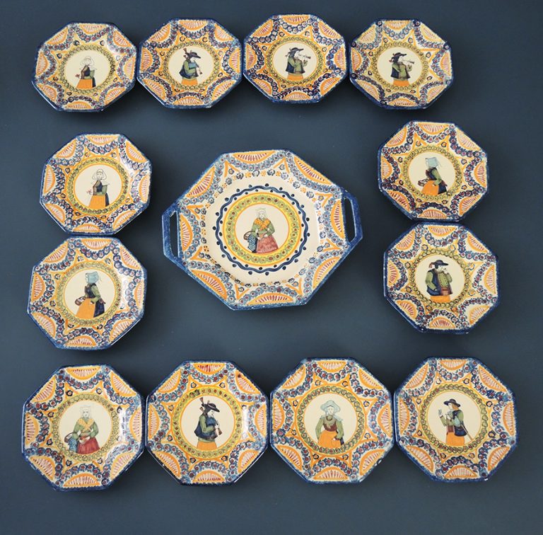 Buffet/Vaisselier Miniature Breton Ancien + Assiettes Henriot Quimper - Hauteur 35 Cm - Occasion