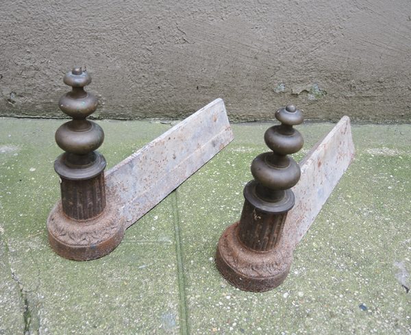 Paire De Chenets Minaret En Fer & Laiton Vintage
