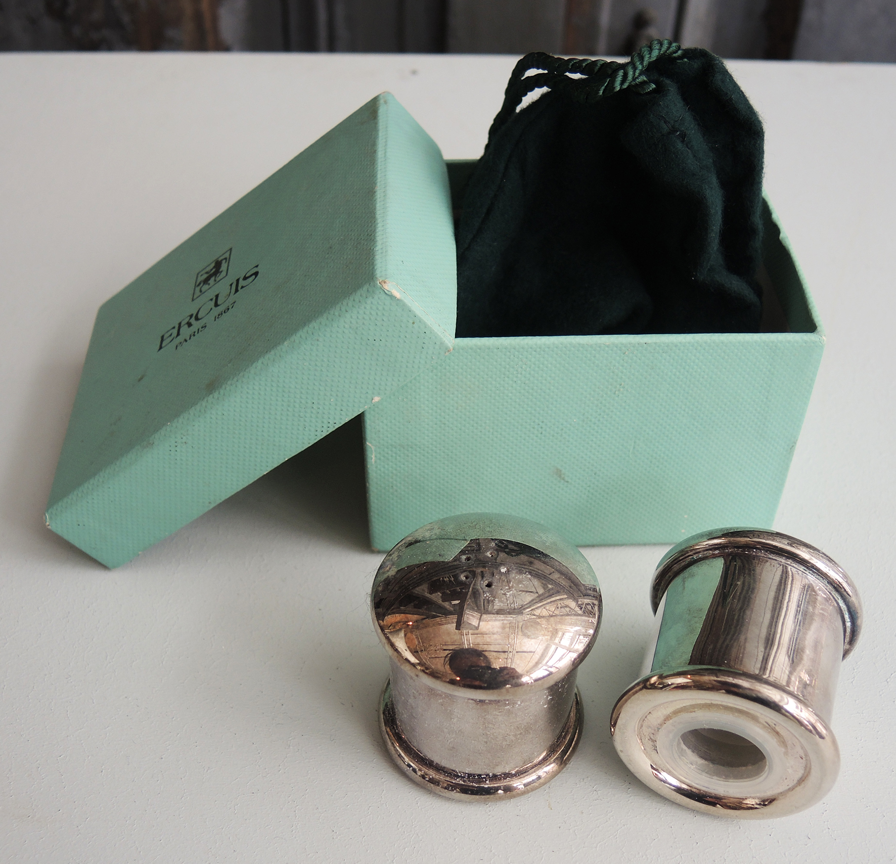Salière et poivrier en boîte cadeau en métal argenté - Ercuis