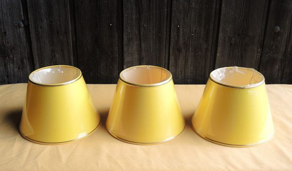 3 anciens abat-jour Bouton d’Or (bande dorée) D 20,3 cm