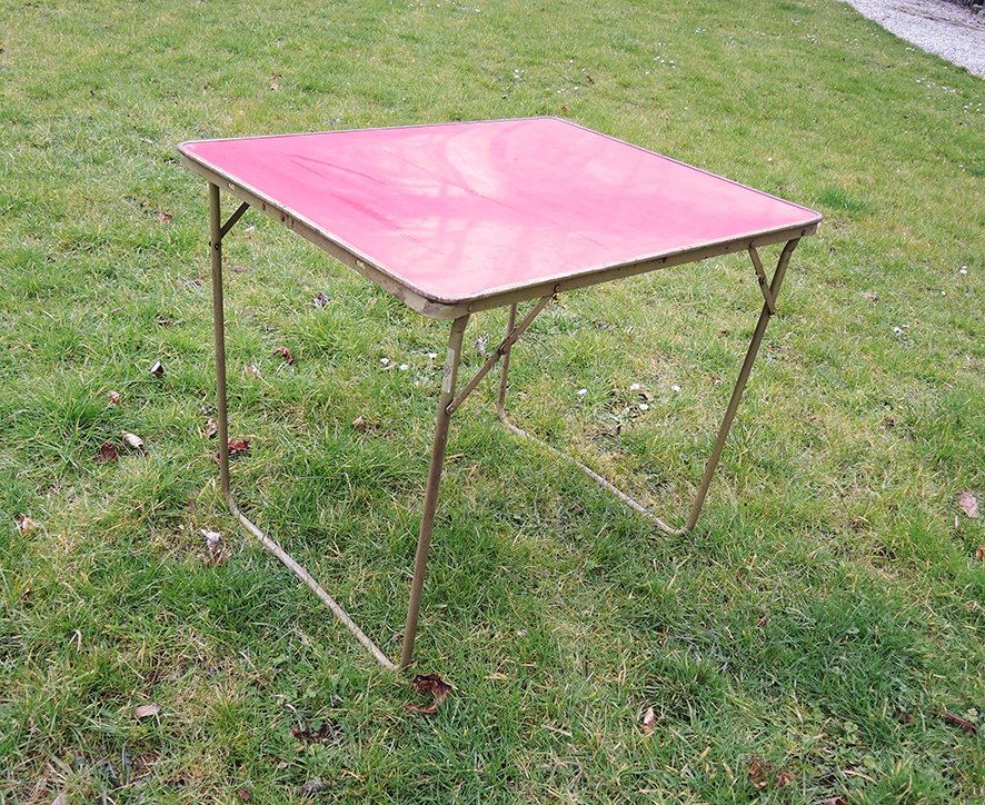 Table pliante en métal couleur rouge, camping vintage