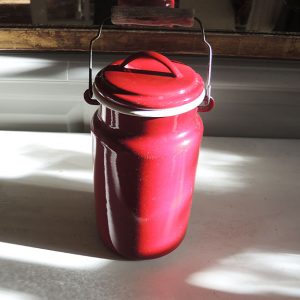 Pot à Lait Vintage en Tôle Emaillée Rouge et Blanche