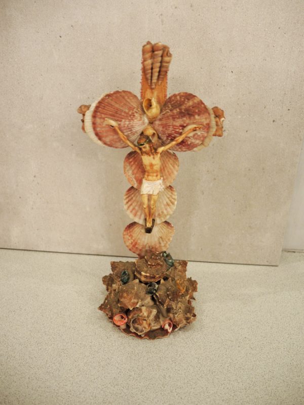 Crucifix vintage en Coquillage