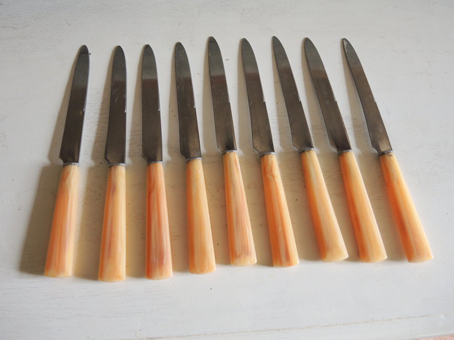 7 Anciens Couteaux à Fromage Bakelite & Inox - Vintage French Finds