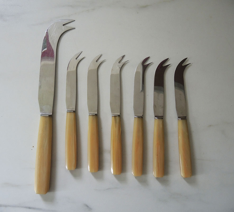 7 Anciens Couteaux à Fromage Bakelite & Inox - Vintage French Finds
