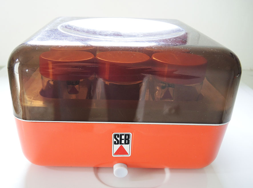 Yaourtière SEB rouge années 70 avec ses 8 pots en verre SEB