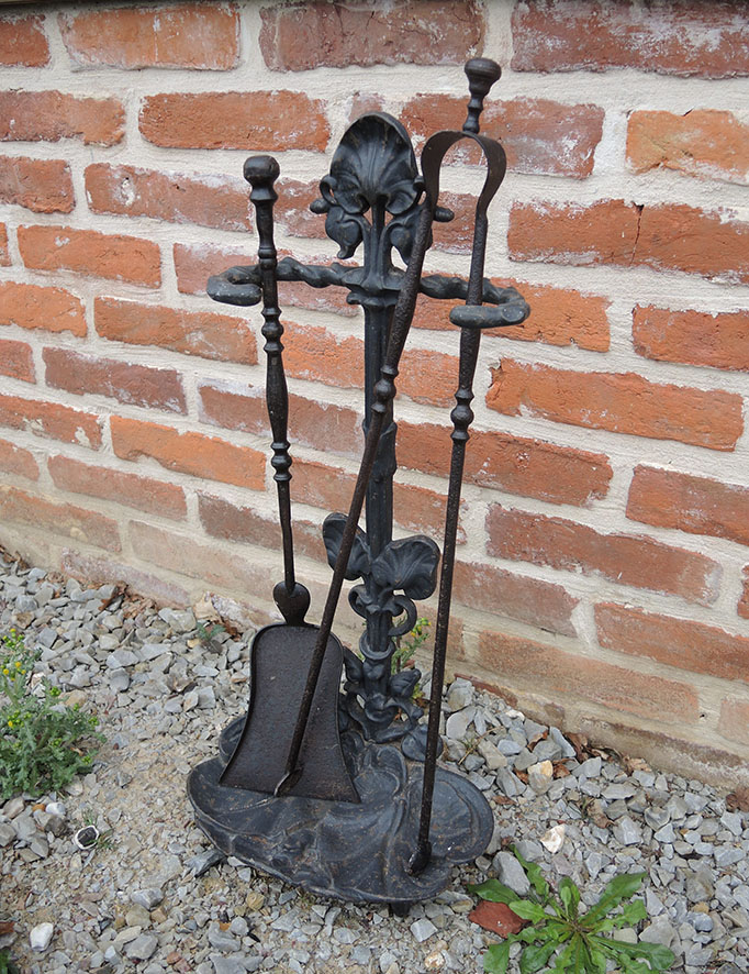 Serviteur de cheminée esprit fer forgé, esprit vieille maison de campagnes,  formes torsadées et 4 accessoires, 76cm
