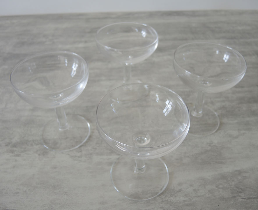 Lot de 5 coupes à champagne vintage buvant en verre fumé et pied  transparent hexagonal -  France