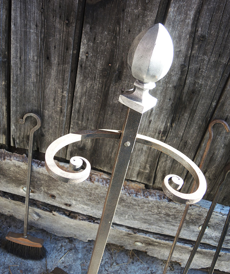 Serviteur de cheminée en métal finition vieille fonte, accessoires  suspendus, ambiance fer forgé ancien (pince, tisonnier