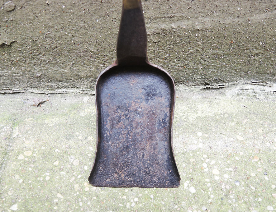Ancienne pelle en fer forge pour cheminée