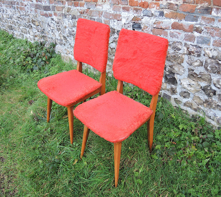 2 Anciennes Chaises 'Moumoute' Rouge - Vintage French Finds
