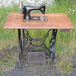 Meuble / Table Vintage à Machine à Coudre SINGER