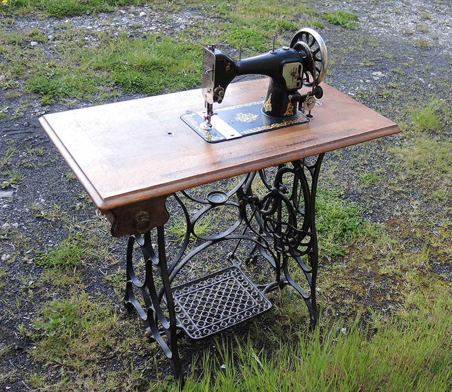 Ancien Meuble / Table à Machine à Coudre SINGER