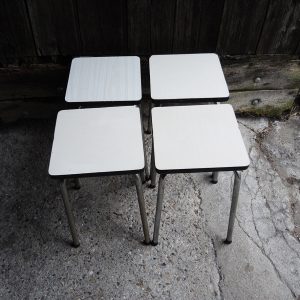 Anciens Tabourets en Formica Blanc