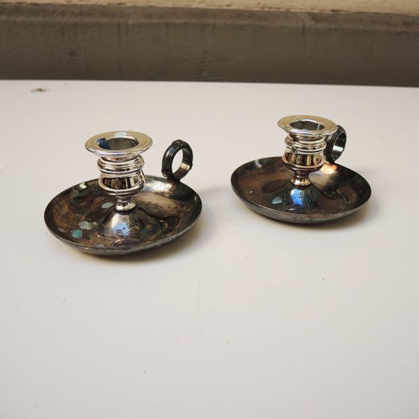 2 Anciens Bougeoirs à Anse en Métal
