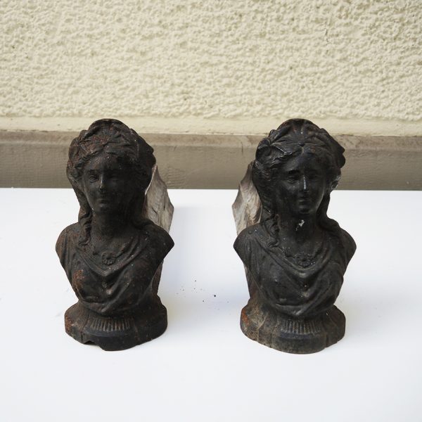 Anciens Chenets en Fonte Buste de Femme au Médaillon