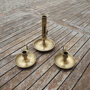 3 Anciens Bougeoirs à Anse en Laiton