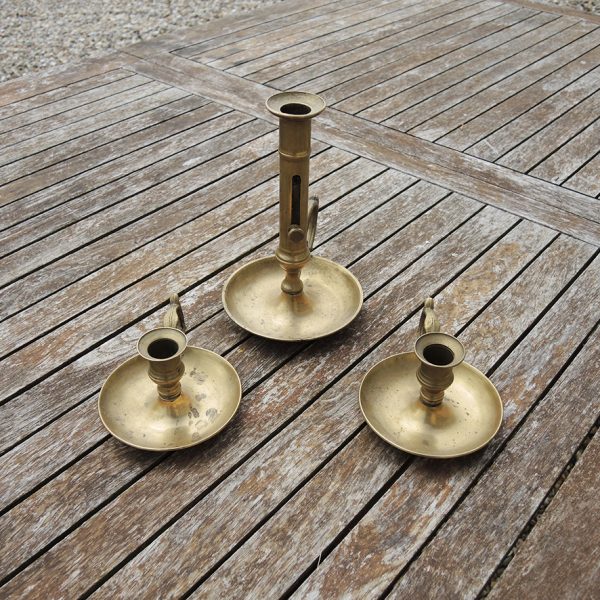 3 Anciens Bougeoirs à Anse en Laiton