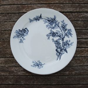 Ancien Plat en Terre de Fer Décor Floral Bleu