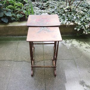 2 Anciennes Tables Gigognes en Bois avec Décor Peint Main