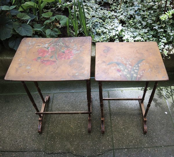2 Anciennes Tables Gigognes en Bois avec Décor Peint Main