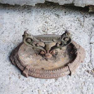 Ancien Grattoir Pour Bottes en Fonte