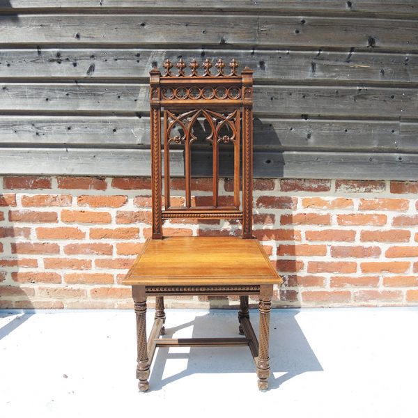 Ancienne Chaise en Bois de Style Gothique