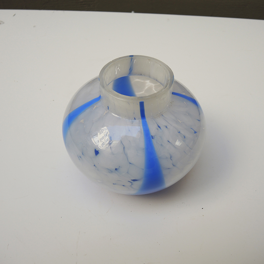 Ancien Vase Boule en Verre Blanc & Bleu (1)