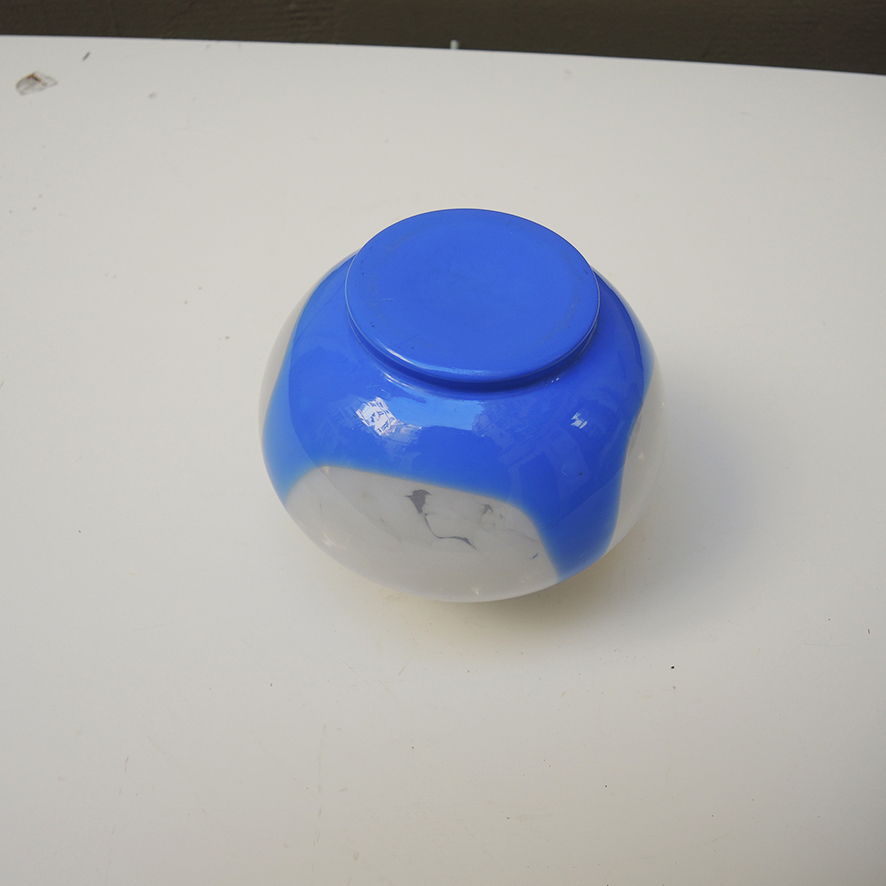 Ancien Vase Boule en Verre Blanc & Bleu (3)