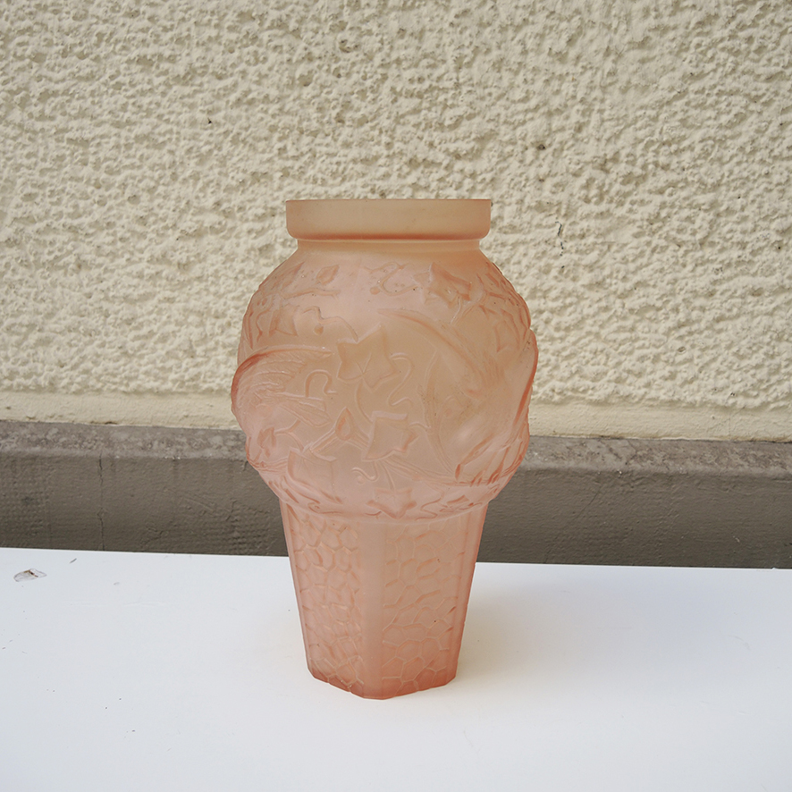Ancien Vase en Verre Rose de Style Art Deco (1)