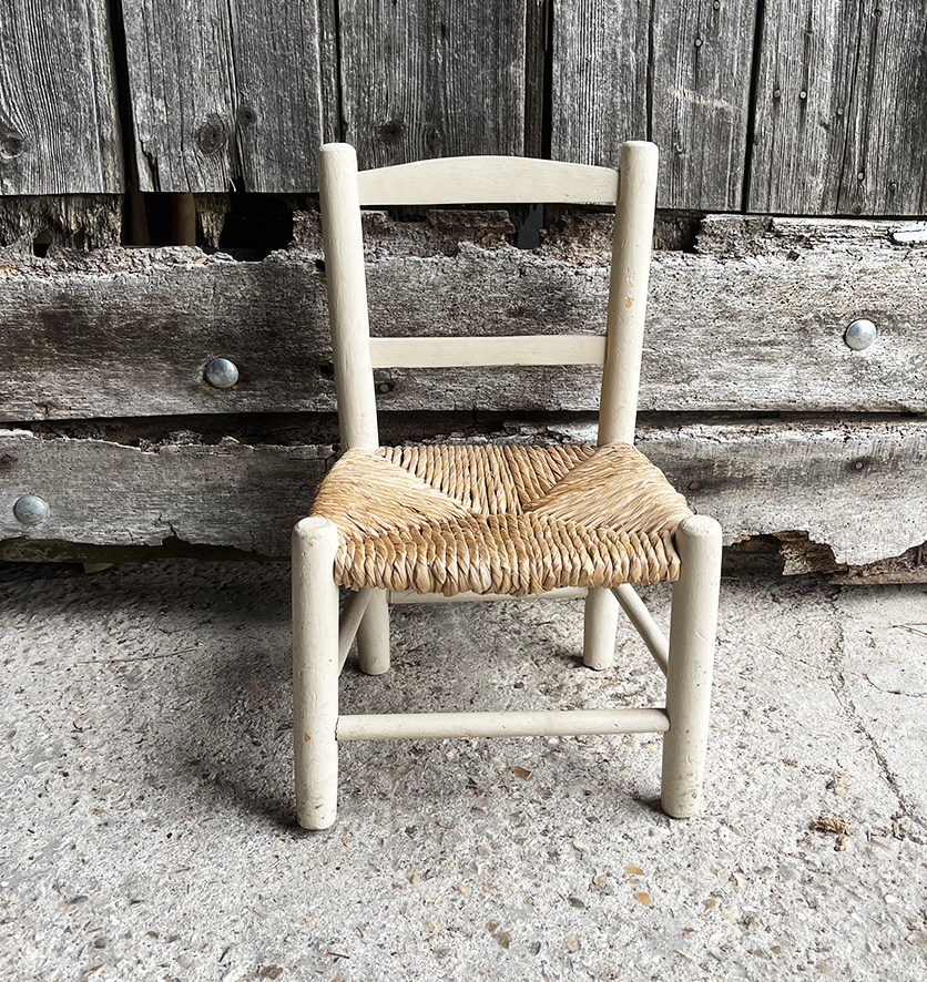 chaise-enfant-bois-blanc-vintage Ancienne Chaise Enfant en Bois Blanc & Paille