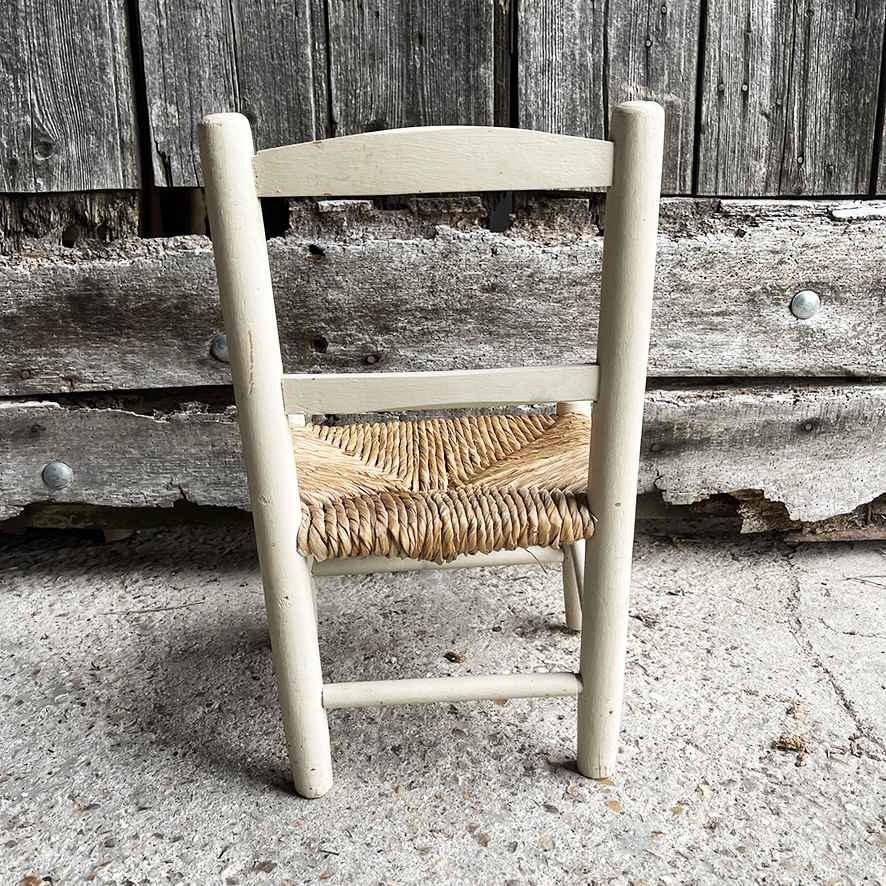 Ancienne Chaise Enfant en Bois Blanc & Paille (2)