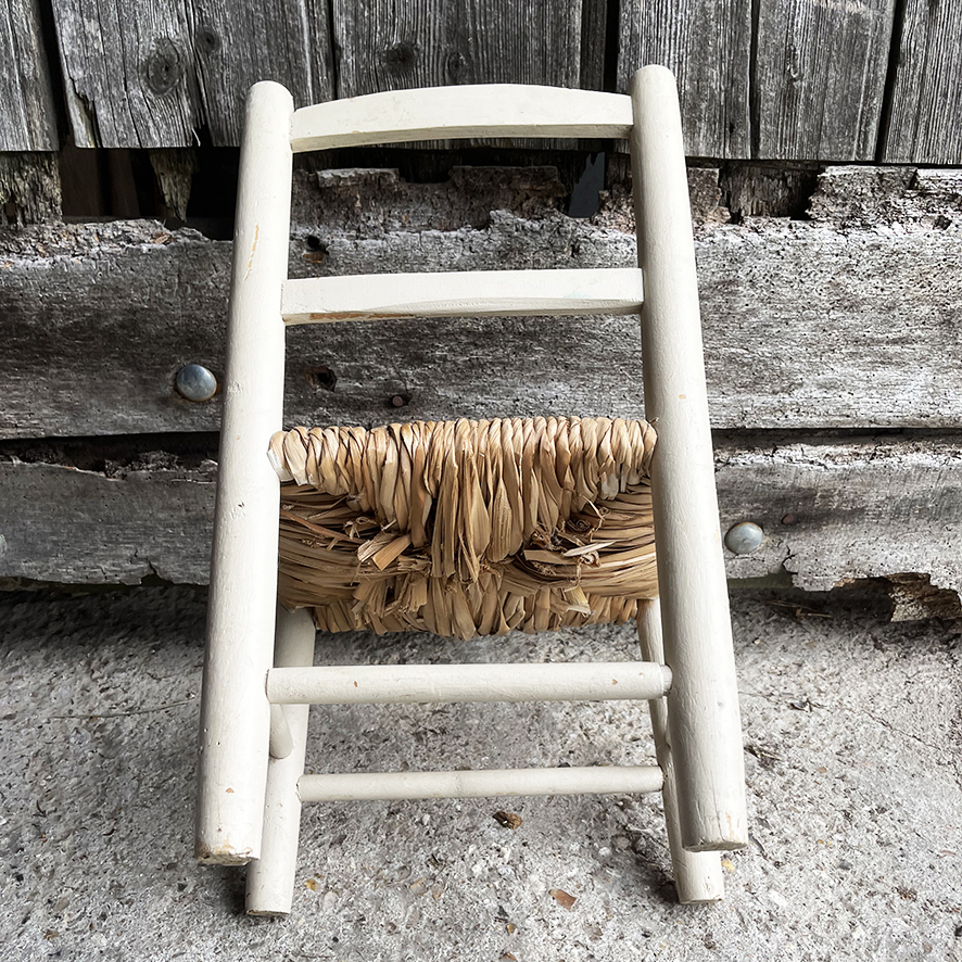 Ancienne Chaise Enfant en Bois Blanc & Paille (3)