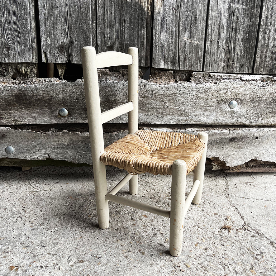 Ancienne Chaise Enfant en Bois Blanc & Paille (4)