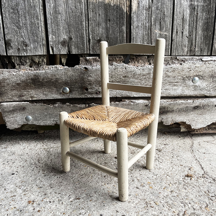 Ancienne Chaise Enfant en Bois Blanc & Paille (5)