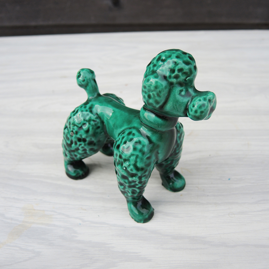 figurine-caniche-barbotine-verte-vintage Ancienne Figurine Caniche en Barbotine Verte