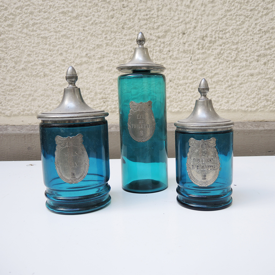 garniture-toilette--pots-bleus-vintage Ancienne Garniture de Toilette Etains à La Rose 3 Pots Bleus