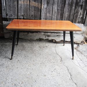 Ancienne Table Basse aux Pieds Compas en Bois Vernis