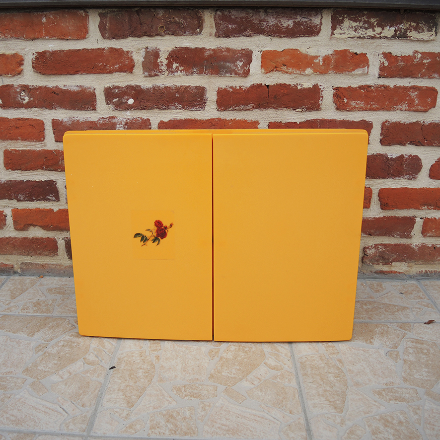 armoire-pharmacie-plastique-orange Ancienne Armoire de Pharmacie en Plastique Orange