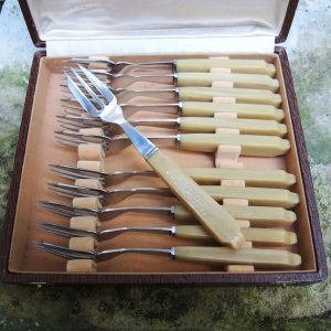 12 Anciennes Fourchettes à Entremets en Inox & Bakelite