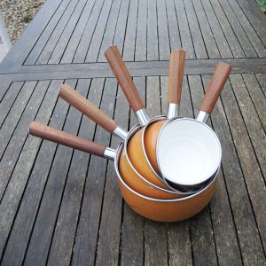 5 Anciennes Casseroles en Tôle Emaillée Beige