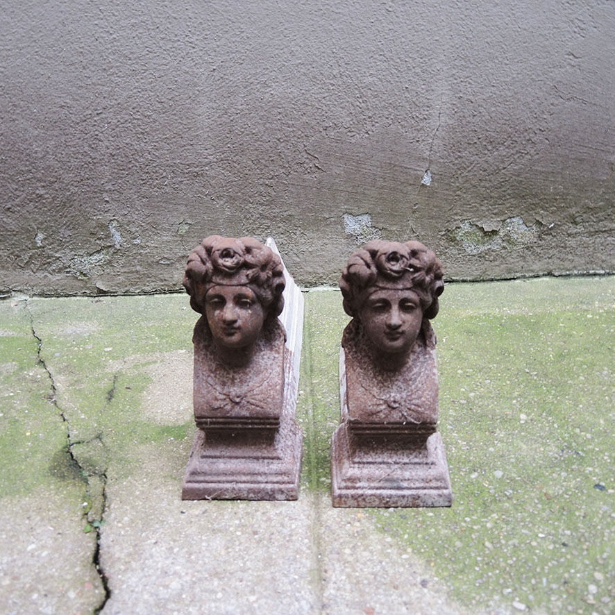 chenets-fonte-femme-vintage Ancien Chenets en Fonte Femme aux Boucles