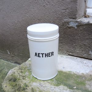 Ancien Pot Apothicaire en Céramique Blanche AETHER
