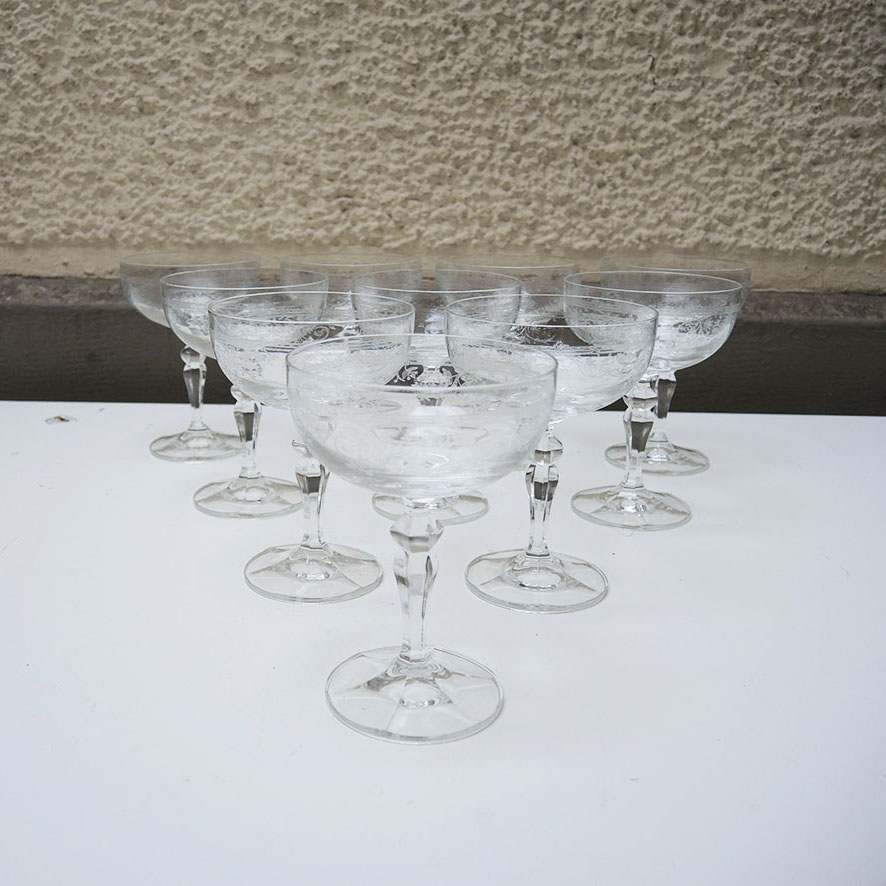 coupes-champagne-verre-vintage 10 Anciennes Coupes à Champagne en Verre Gravé