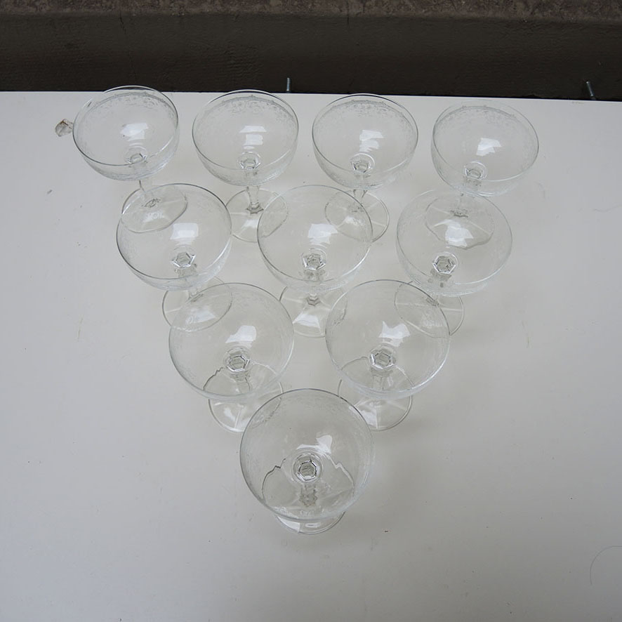 10 Anciennes Coupes à Champagne en Verre Gravé (2)