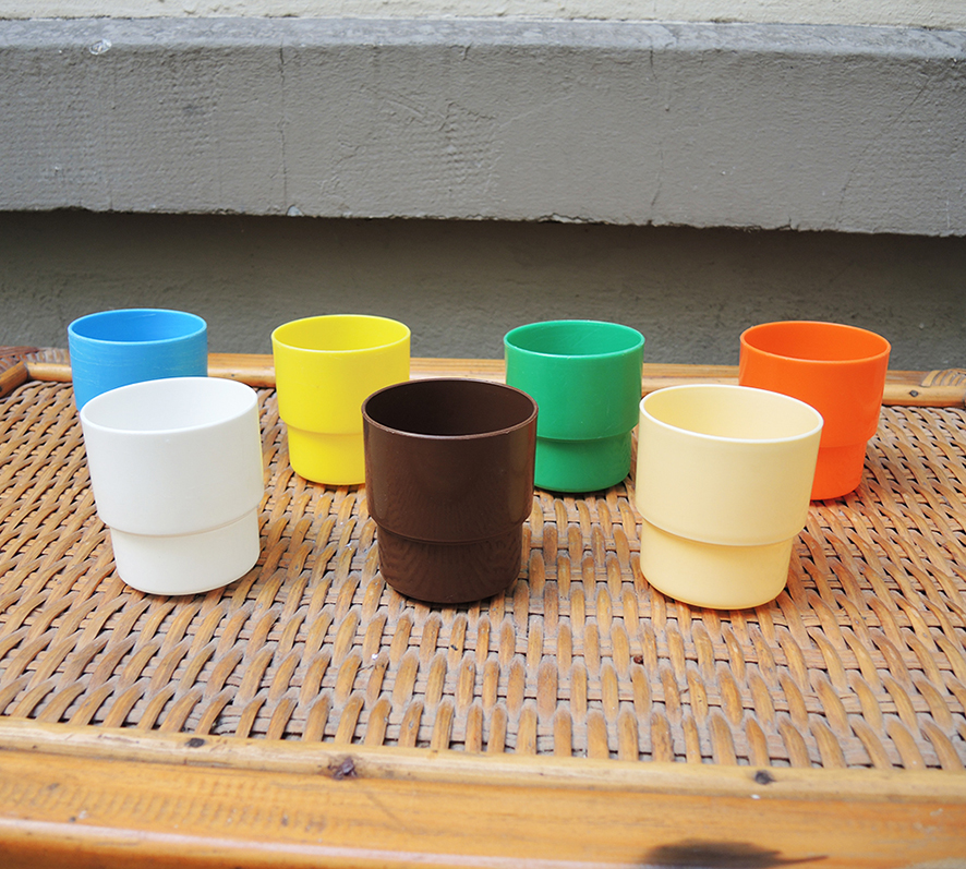 gobelets-plastique-vintage 7 Anciens Gobelets Empilables en Plastique Lever