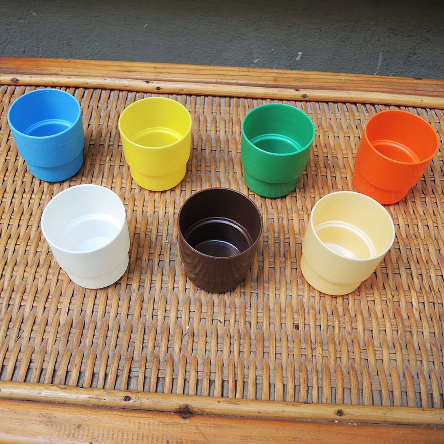 7 Anciens Gobelets Empilables en Plastique Lever (5)