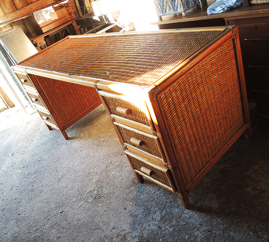 Ancien Très Grand Bureau en Bois & Osier Clair (6)