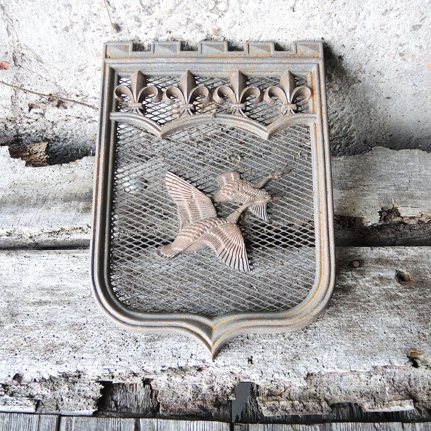 grille-ventilation-fonte-laiton-vintage Ancienne Grille de Ventilation 'Blason' en Fonte & Laiton