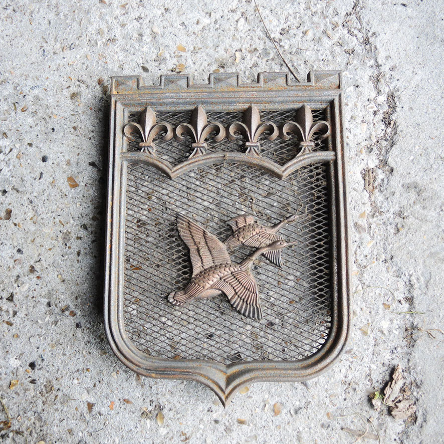 Ancienne Grille de Ventilation 'Blason' en Fonte & Laiton (2)